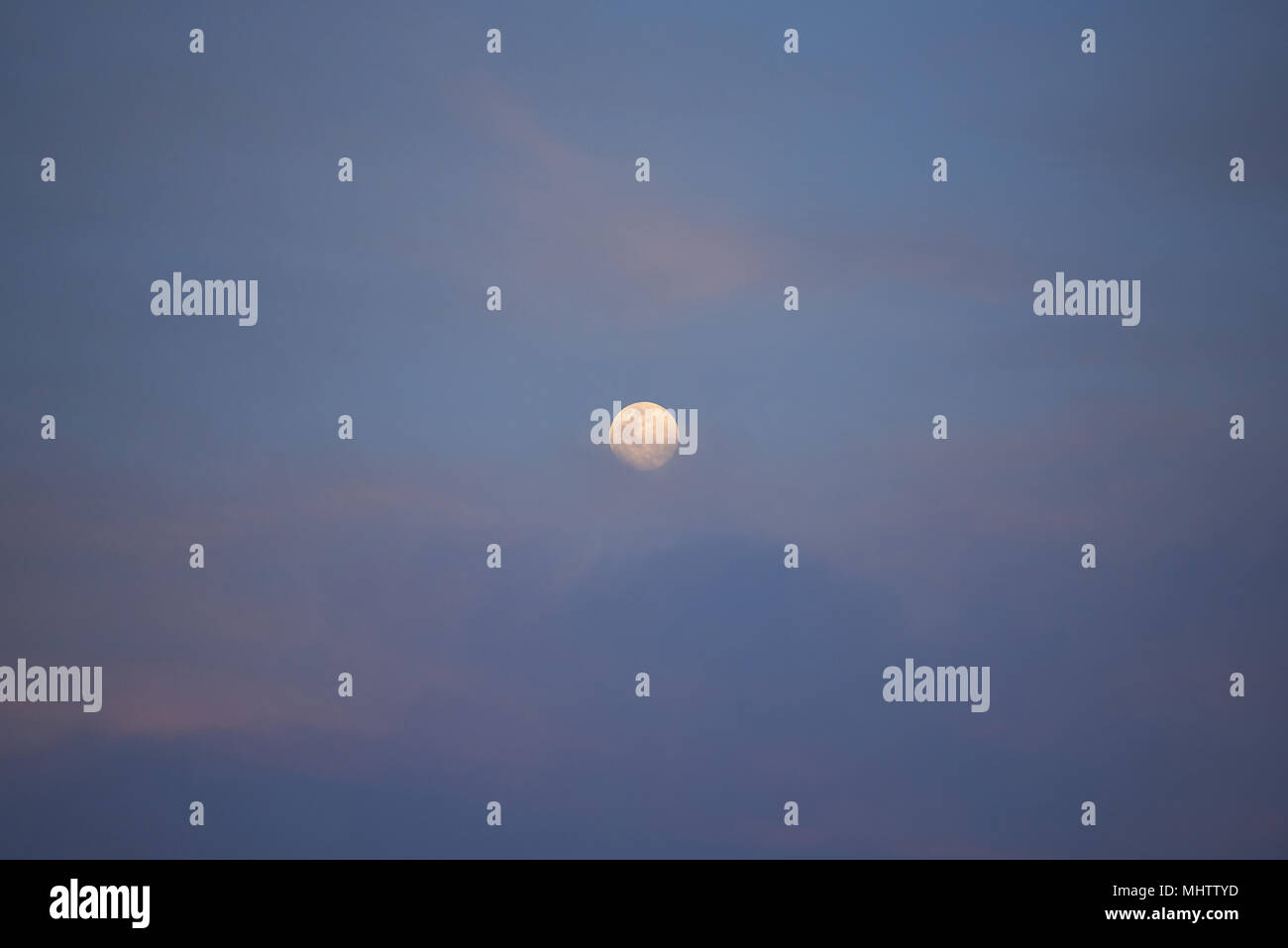 Misty nuvole sul cielo scuro con la luna piena sullo sfondo Foto Stock