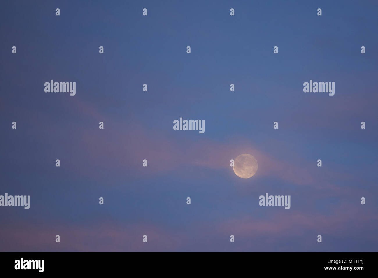 Viola Cielo di tramonto con la luna piena. Misty skyscape Foto Stock