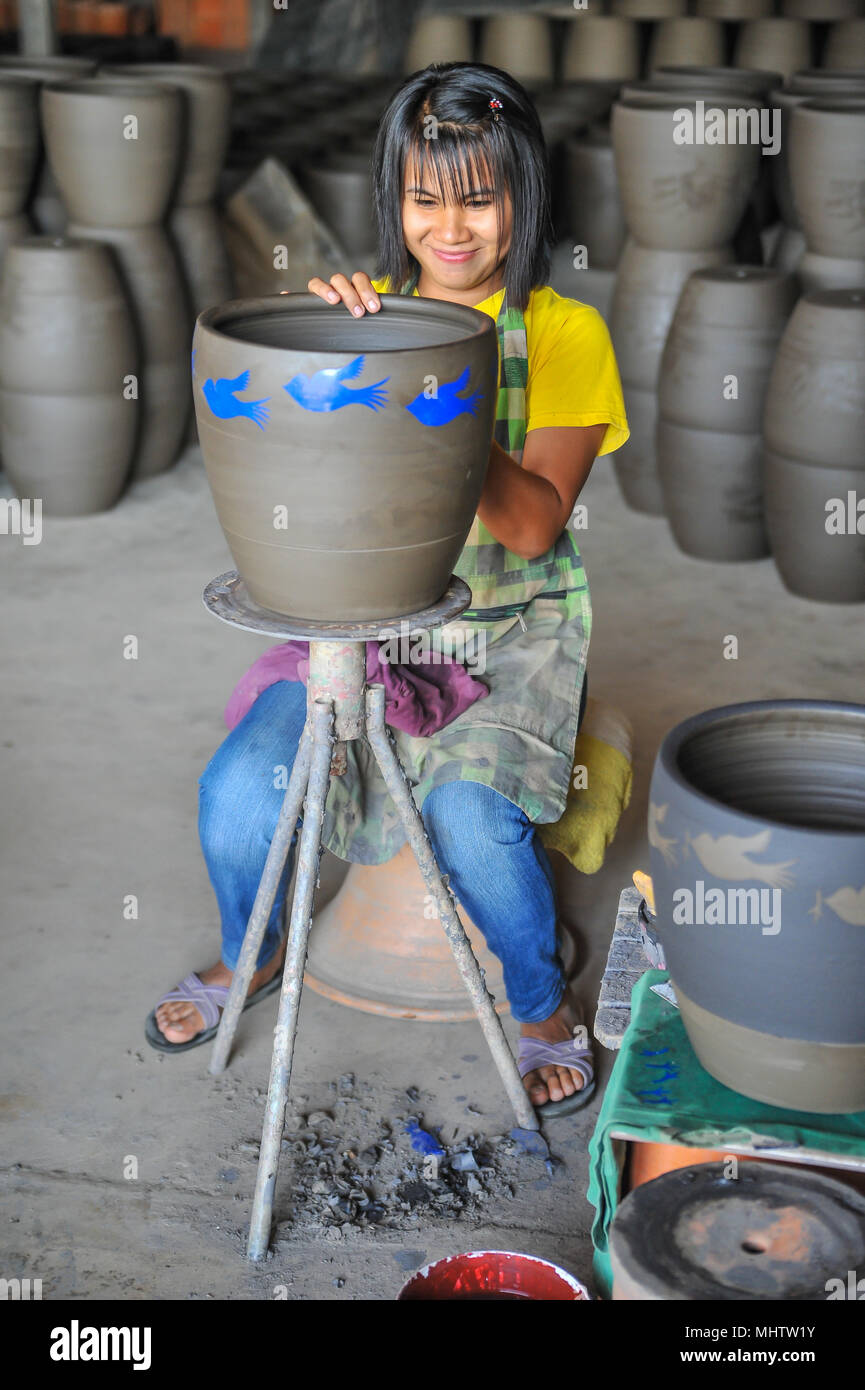 Nakhon Sawan, Tailandia - 5 Dicembre 2011: donna artista grafica di screening immagine formata in ceramica in officina in Sukhothai, Thailandia Foto Stock