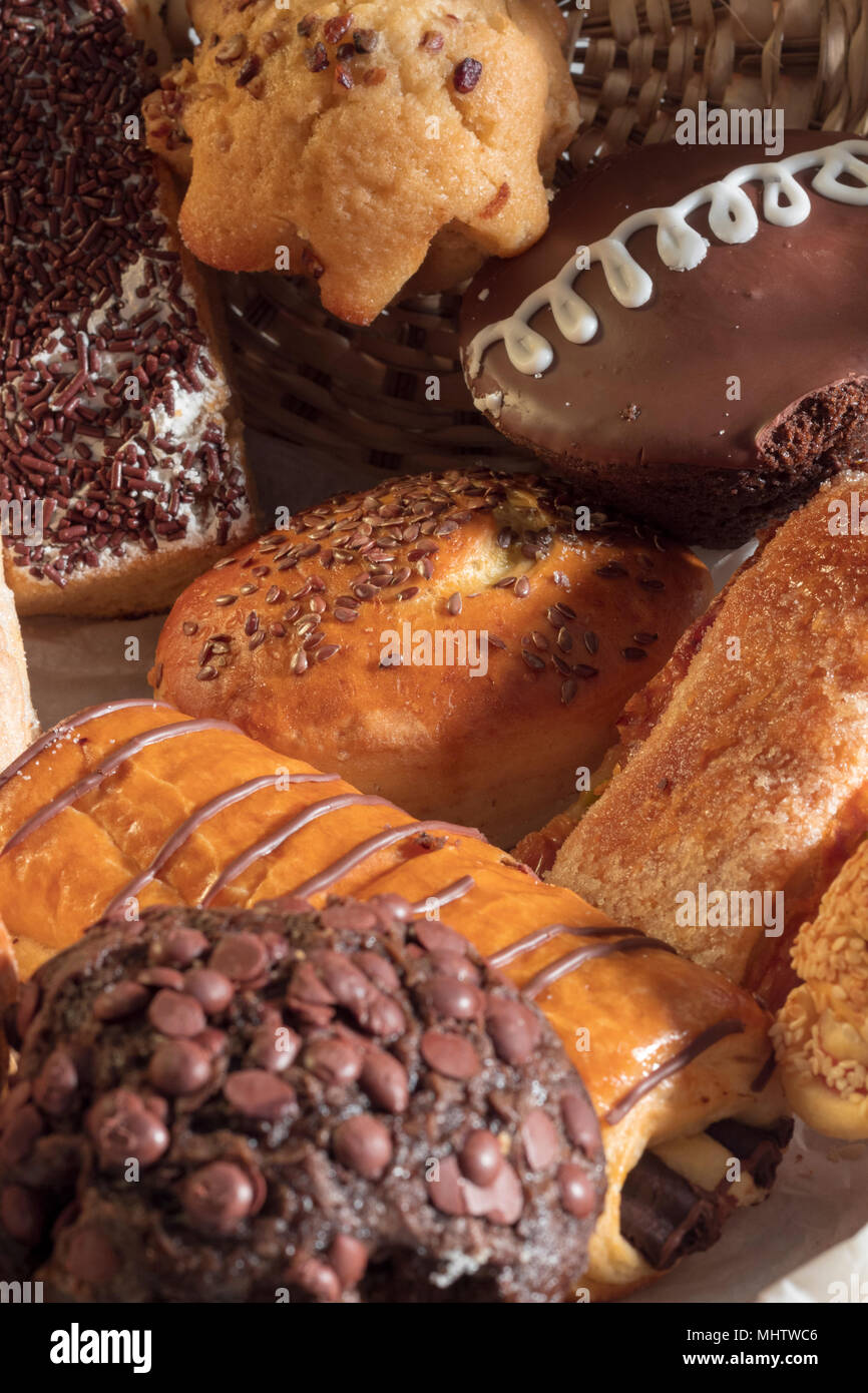 Mexican pane dolce. cesto con un assortimento di pane per il caffè del mattino Foto Stock