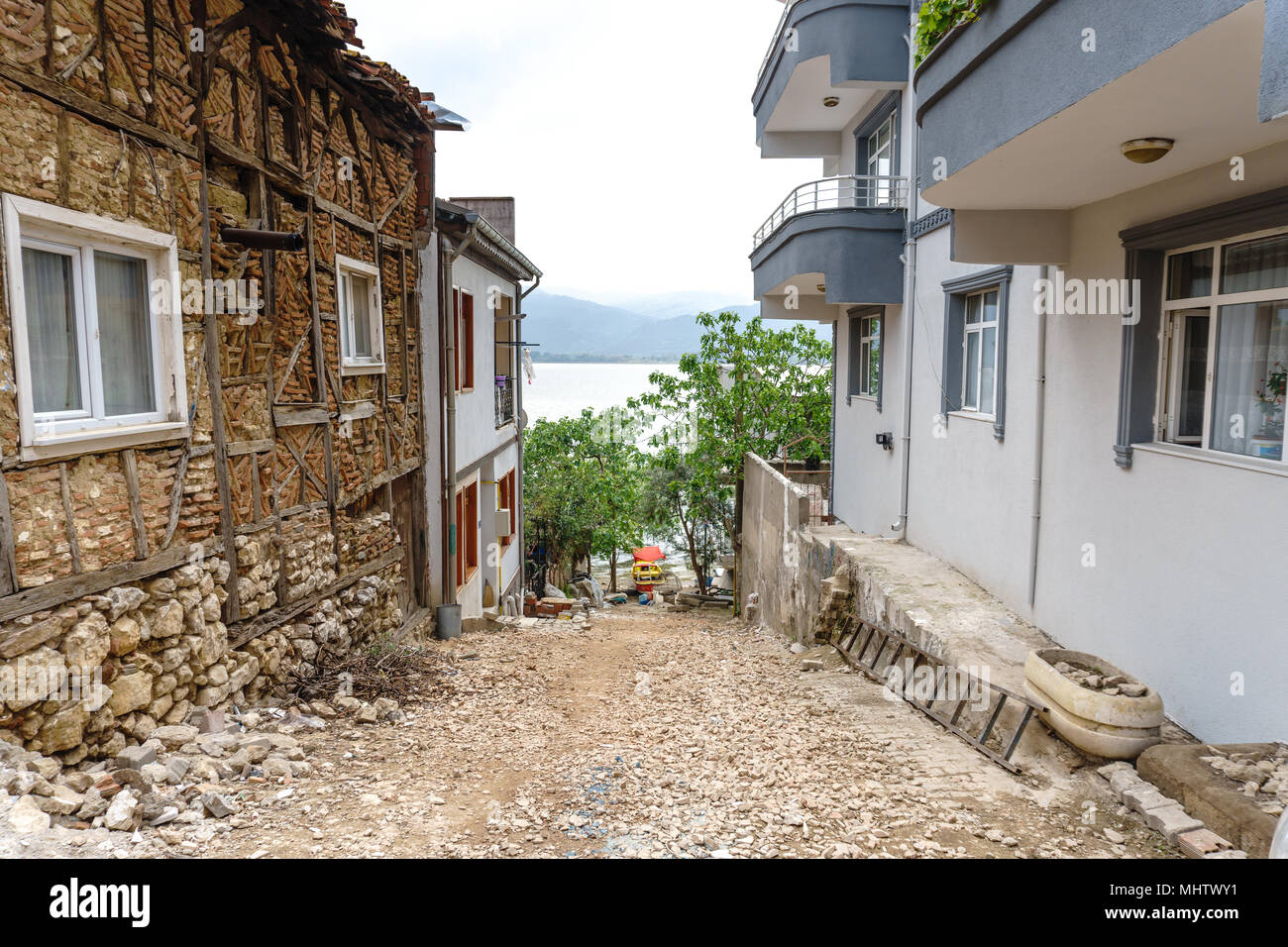 BURSA, TURCHIA - 21 Aprile 2018 : Strada in vista Golyazi (Apolyont) nella città di Bursa in Turchia. Foto Stock