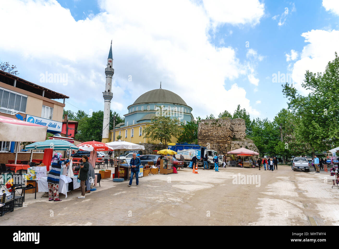 BURSA, TURCHIA - 21 Aprile 2018 : Strada in vista Golyazi (Apolyont) nella città di Bursa in Turchia. Foto Stock