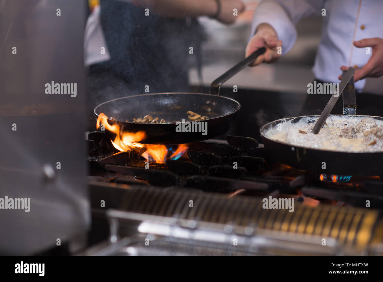 Lo chef prepara cibi, frittura in padella wok. La vendita e il concetto di cibo Foto Stock