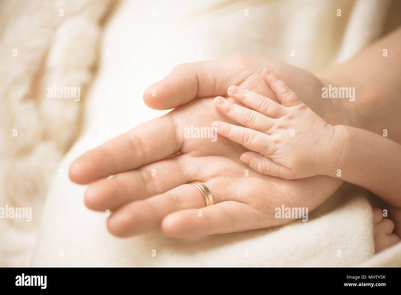 Bambino neonato mano. Primo piano della mano del bambino nelle mani dei genitori. La famiglia e la maternità e nascita del concetto. Foto Stock