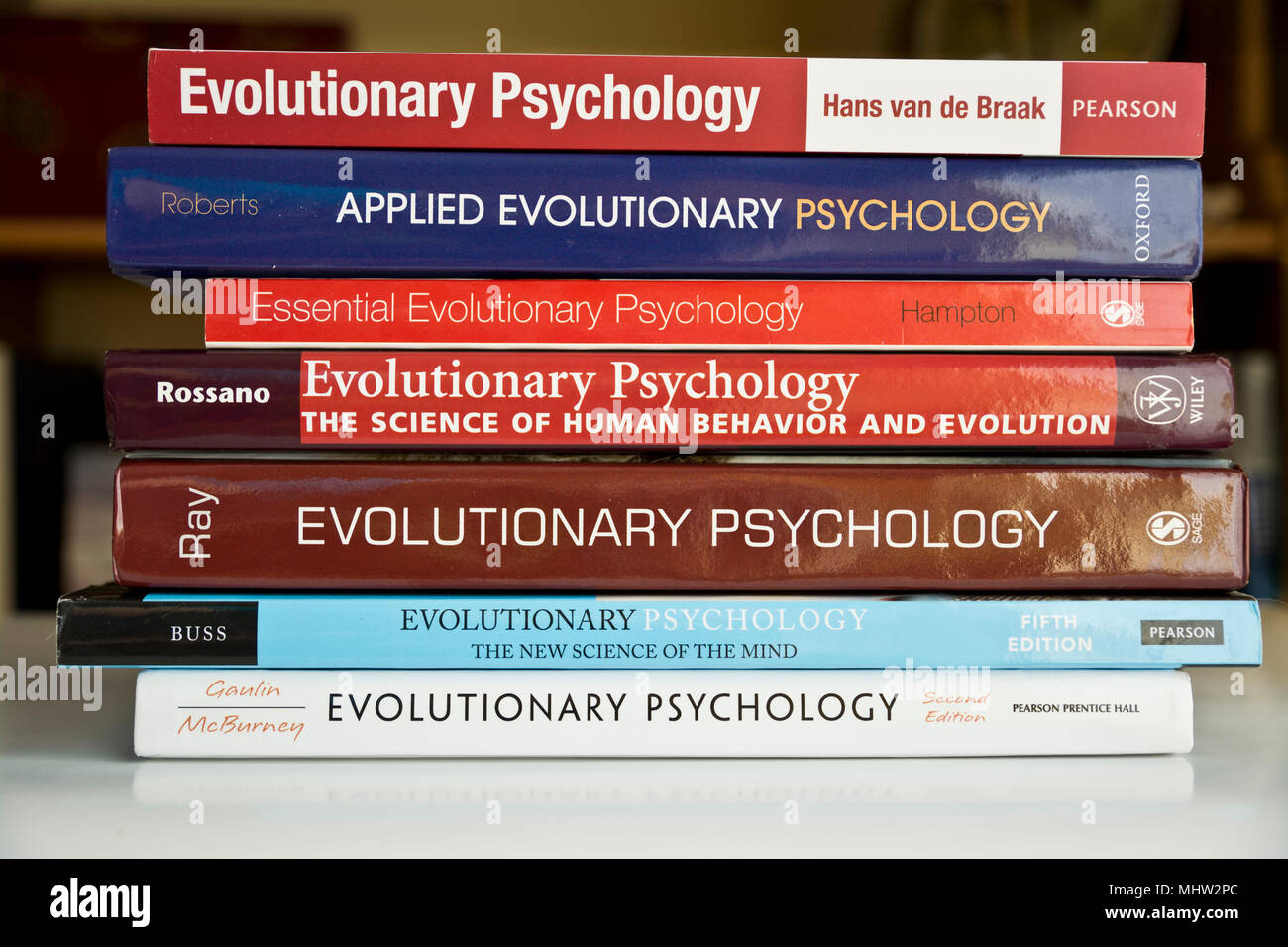 Pila di libri sulla psicologia evolutiva. Pila di psicologia evolutiva di libri di testo. Foto Stock