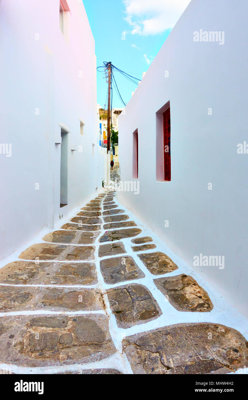 Prospettiva della piccola strada tra le tradizionali case bianche a Mykonos, Grecia Foto Stock