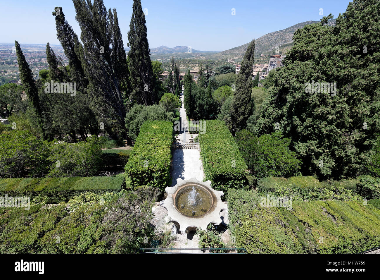 Al di sopra di vista sulla fontana del Bicchierone e l'asse centrale dei giardini. Villa d'Este. Tivoli. L'Italia. La fontana è uno dei due ha creato Foto Stock