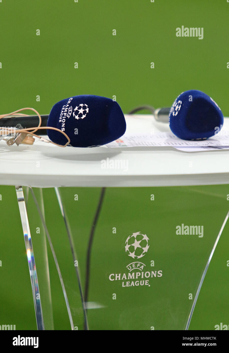 KHARKIV, Ucraina - 21 febbraio 2018: microfoni con la UEFA Champions League logo sul presentatore TV's desk visto al Metalist stadium durante la UEFA Cham Foto Stock