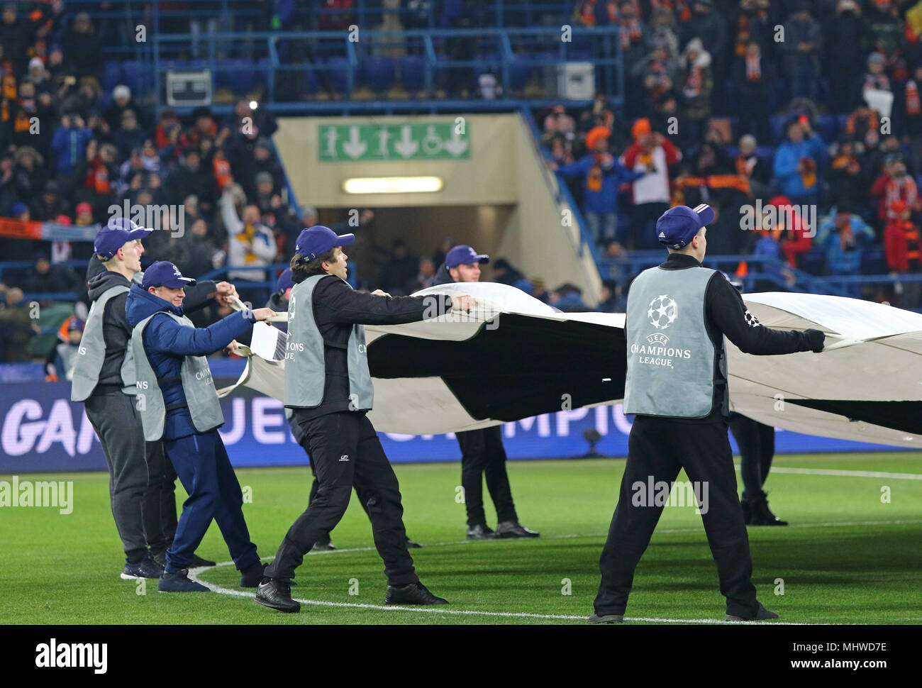 KHARKIV, Ucraina - 21 febbraio 2018: Amministratori onda il grande Champions League banner prima di UEFA Champions League round di gioco 16 Shakhtar Donetsk v A Foto Stock