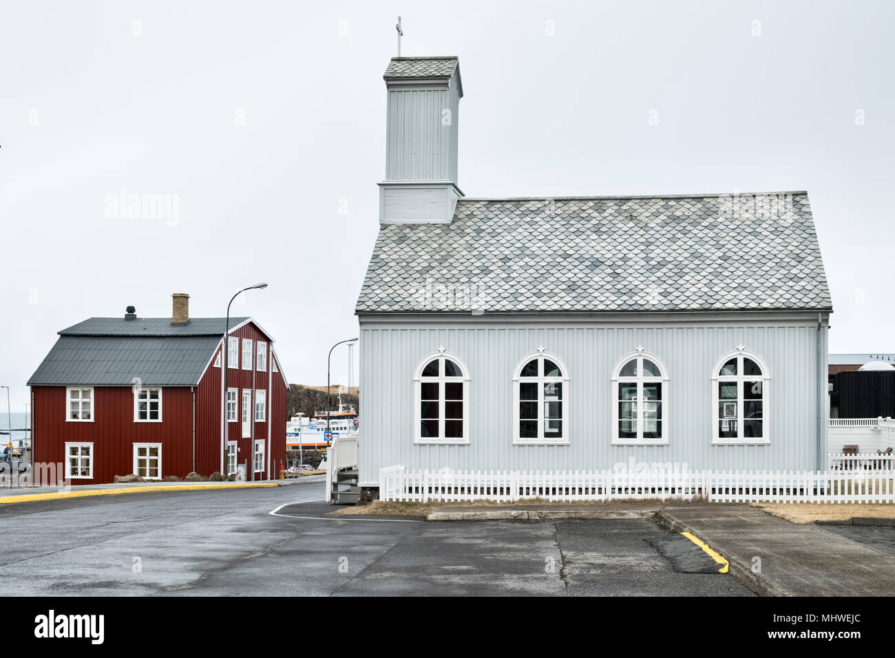 West Islanda - la pittoresca città di Stykkishólmur sulla penisola Snaefellsnes. La vecchia chiesa di legno, costruita nel 1879 Foto Stock