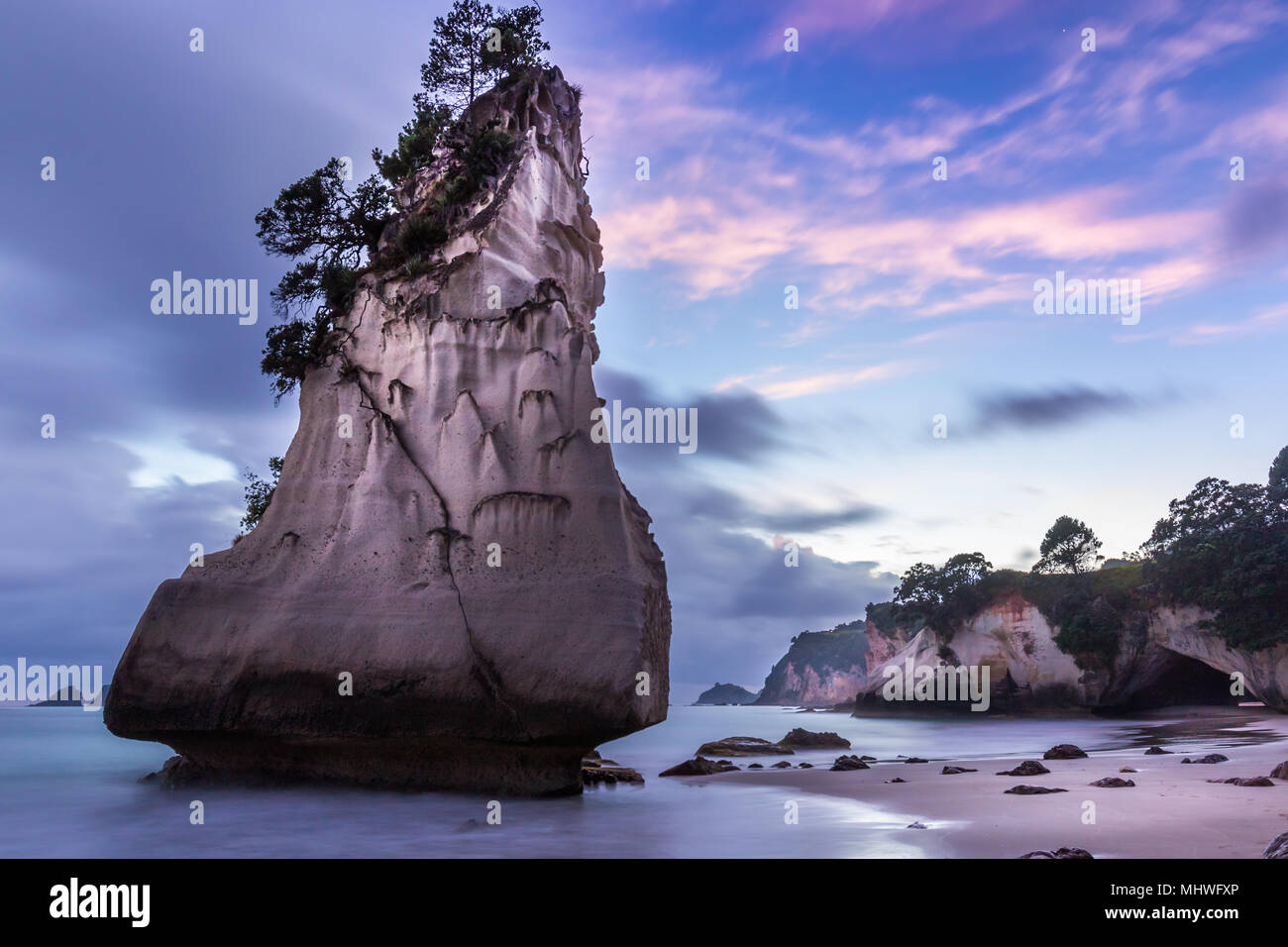 Hoho te rock di sunrise al Cove della cattedrale, Coromandel. Foto Stock