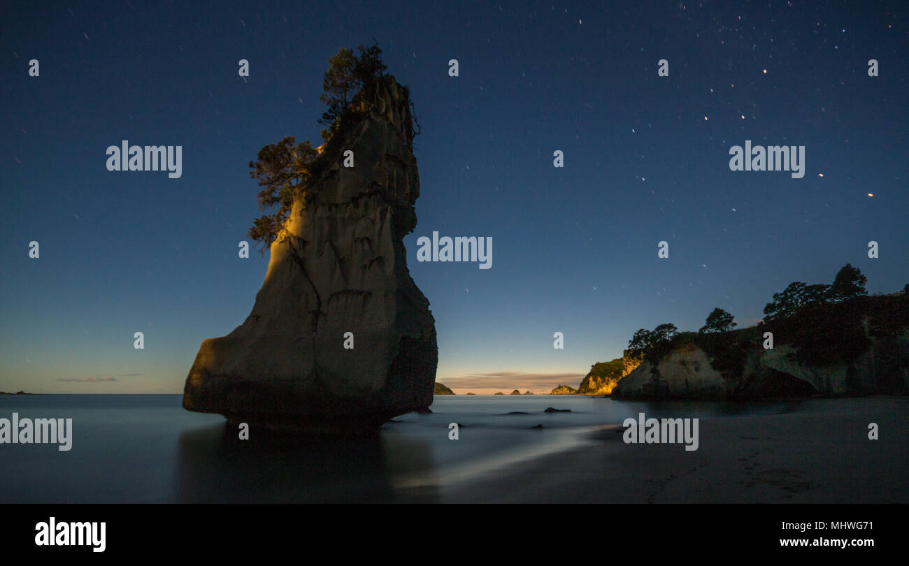 Lo spuntar del giorno a Cove della cattedrale, Penisola di Coromandel, con Te Hoho rock in primo piano con le stelle che mostra ancora. Foto Stock