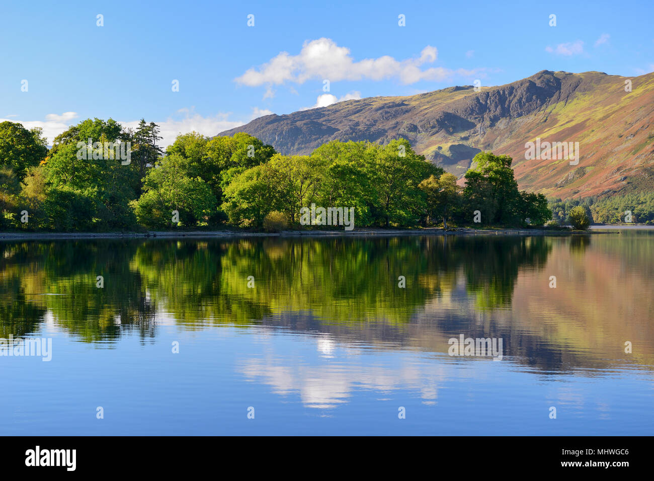 Riflessi colorati sulla Derwent Water nel Parco nazionale del Lake District in Cumbria, Inghilterra Foto Stock