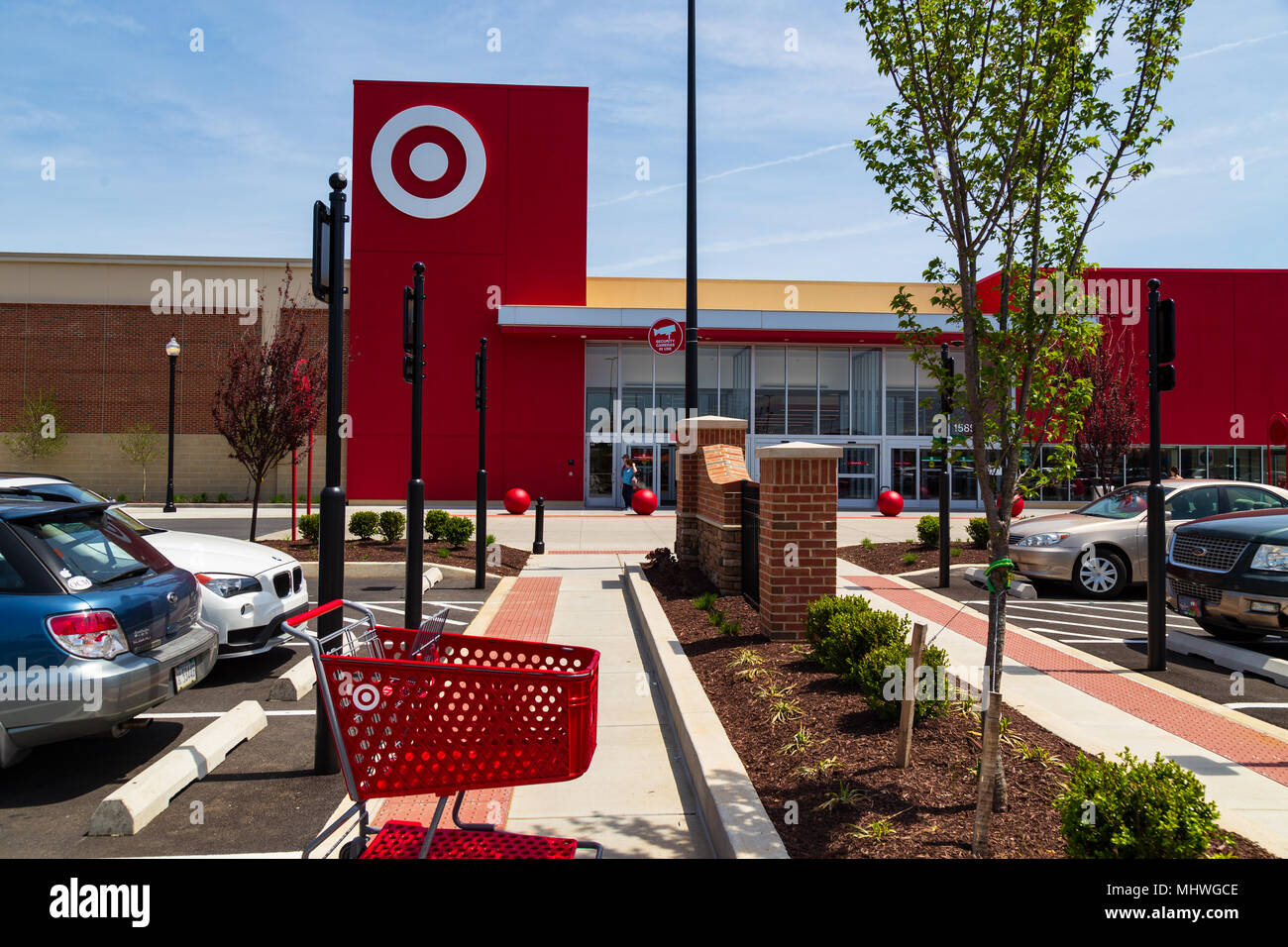 Lancaster, PA, Stati Uniti d'America - 2 Maggio 2018: un carrello nella parte anteriore del rivenditore americano Target presso il negozio in Lancaster. Foto Stock