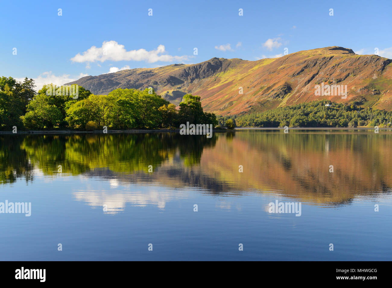 Riflessi colorati sulla Derwent Water nel Parco nazionale del Lake District in Cumbria, Inghilterra Foto Stock