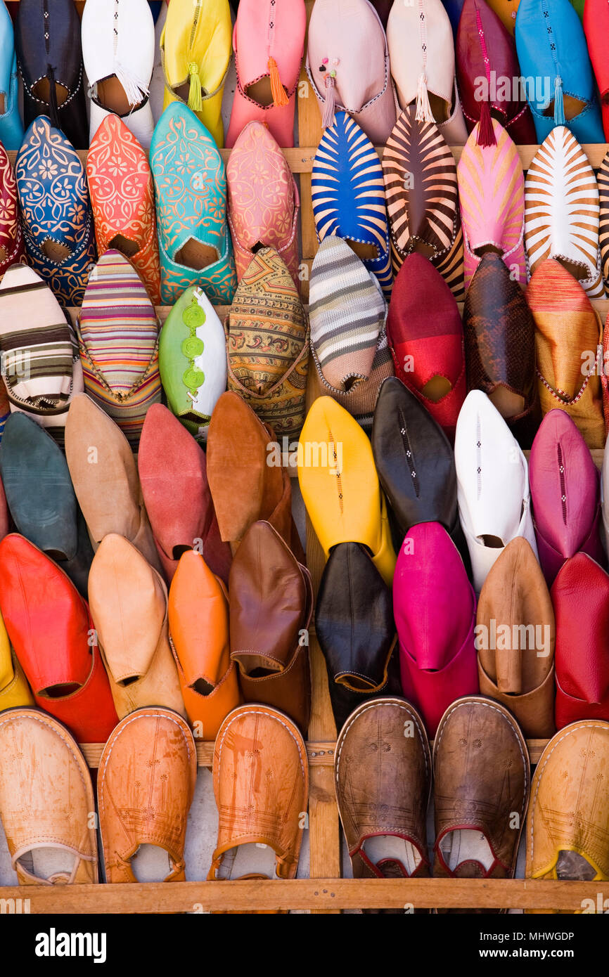 Marrakech, Marocco; Babouches (pantofole marocchino) in vendita nella medina. Foto Stock