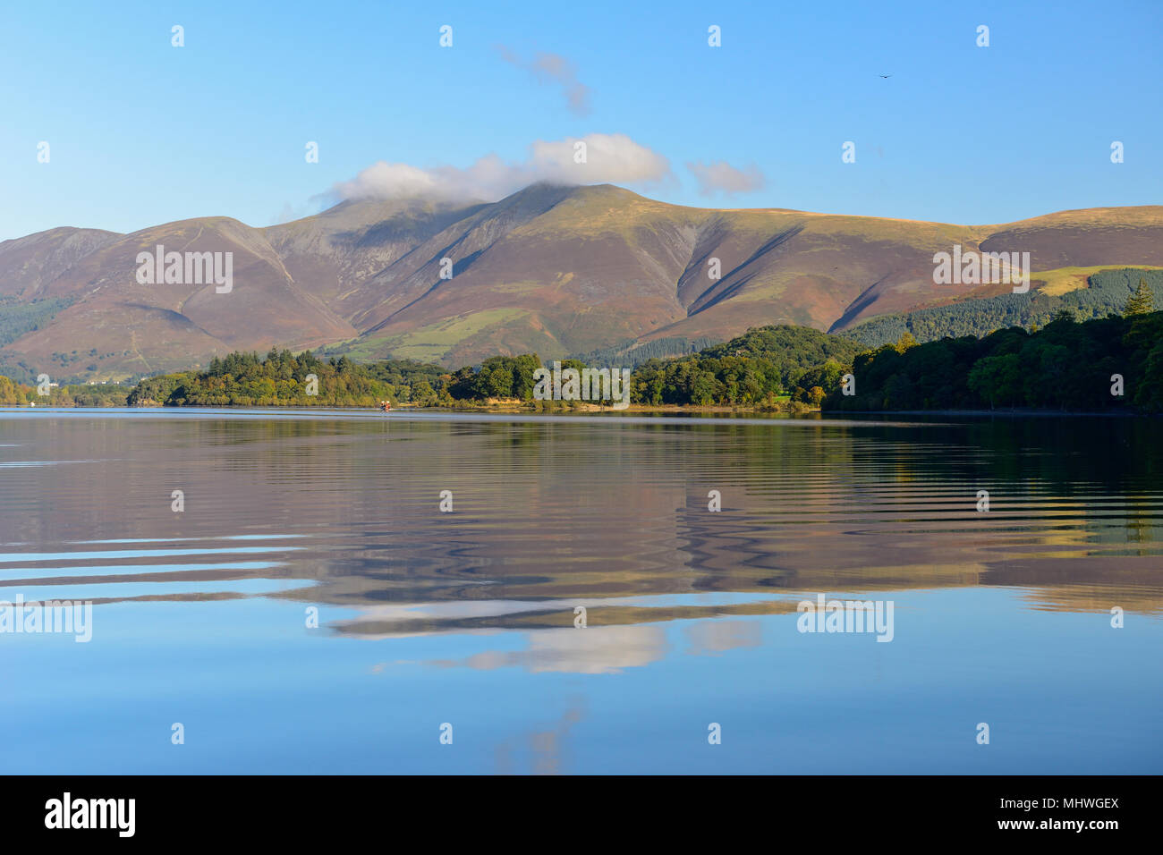 Riflessi colorati sulla Derwent Water nel Parco nazionale del Lake District in Cumbria, Inghilterra Foto Stock