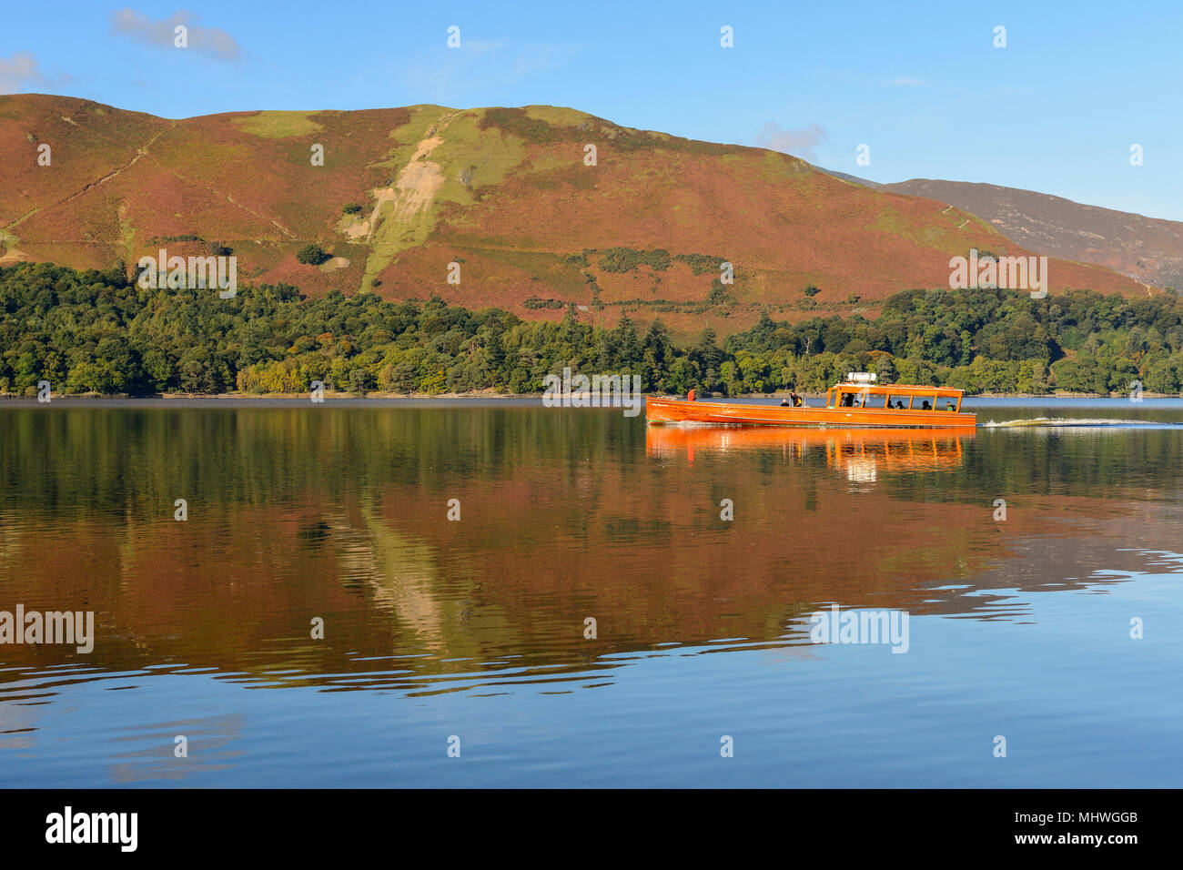 Signora Derwentwater lancia a motore che viaggiano sulla Derwent Water nel Parco Nazionale del Distretto dei Laghi, Cumbria, Inghilterra Foto Stock