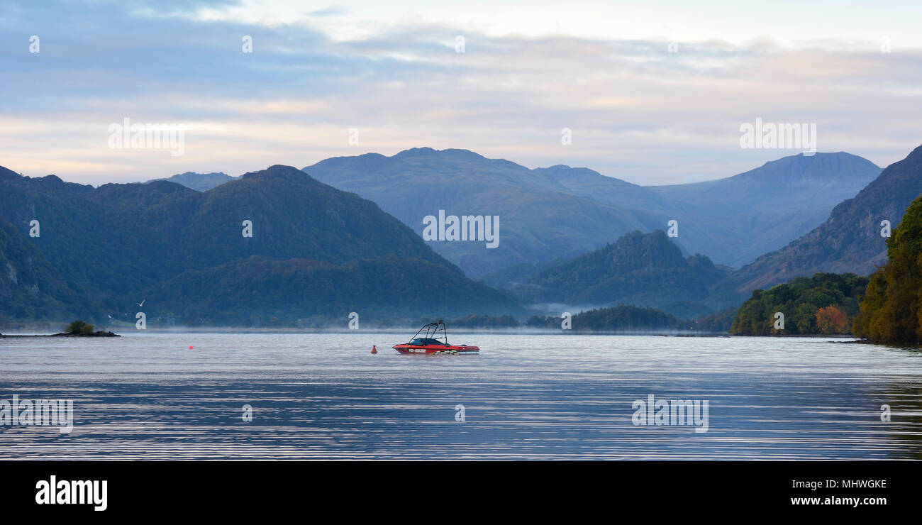 Guardando a sud di Derwent Water all'alba da Keswick nel Parco nazionale del Lake District in Cumbria, Inghilterra Foto Stock