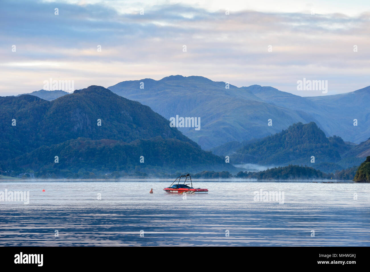 Guardando a sud di Derwent Water all'alba da Keswick nel Parco nazionale del Lake District in Cumbria, Inghilterra Foto Stock