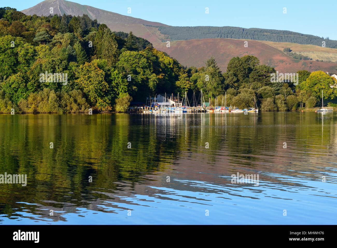 Guardando ad ovest sulla Derwent Water da Keswick nel Parco nazionale del Lake District in Cumbria, Inghilterra Foto Stock