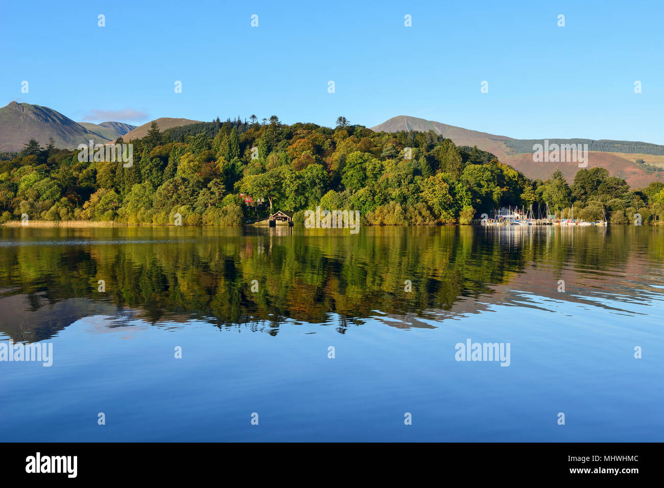 Guardando ad ovest sulla Derwent Water da Keswick nel Parco nazionale del Lake District in Cumbria, Inghilterra Foto Stock