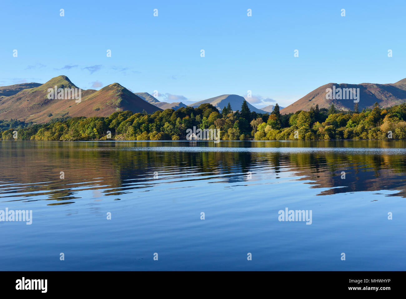 Guardando ad ovest sulla Derwent Water da Keswick nel Parco nazionale del Lake District in Cumbria, Inghilterra Foto Stock