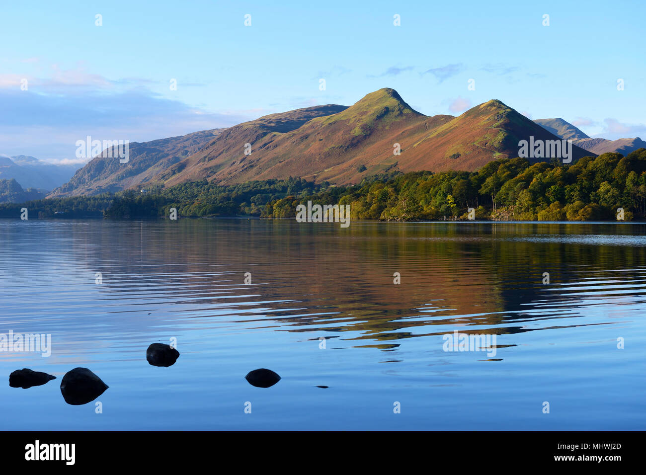 Guardando ad ovest sulla Derwent Water da Keswick nel Parco nazionale del Lake District in Cumbria, Inghilterra Foto Stock