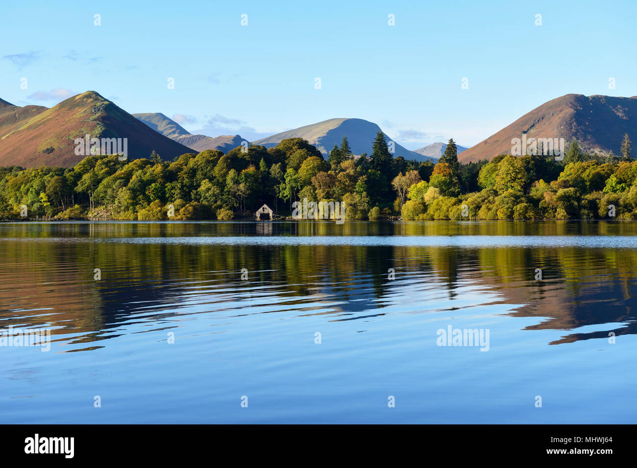 Guardando ad ovest sulla Derwent Water da Keswick nel Parco nazionale del Lake District in Cumbria, Inghilterra Foto Stock