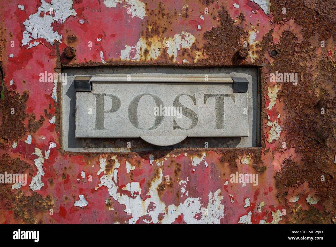 Sbiadito, vecchio arrugginito post box grungy sfondo. Foto Stock