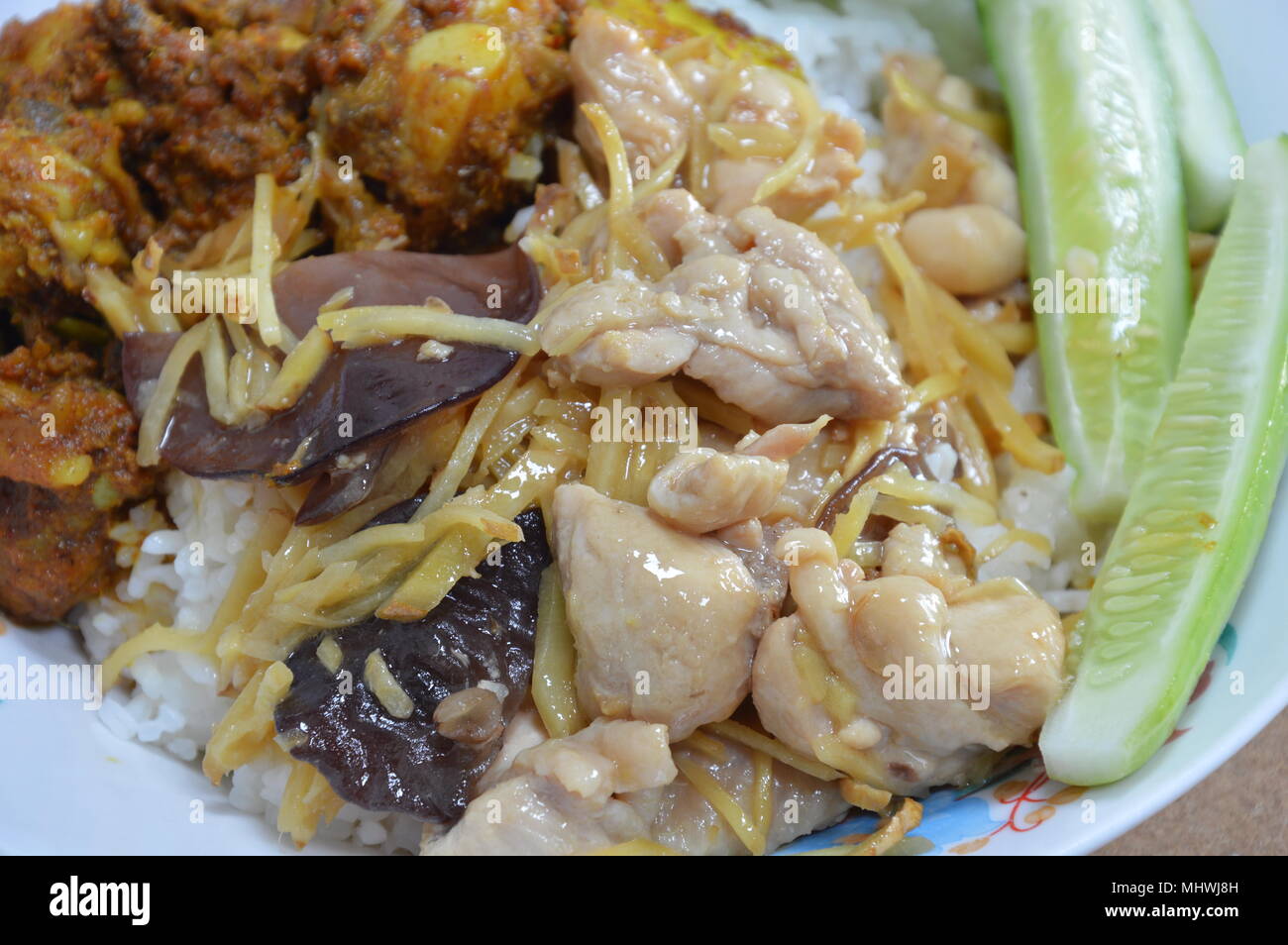 Stir-pollo fritto con fettina di zenzero e fungo nero sul riso Foto Stock