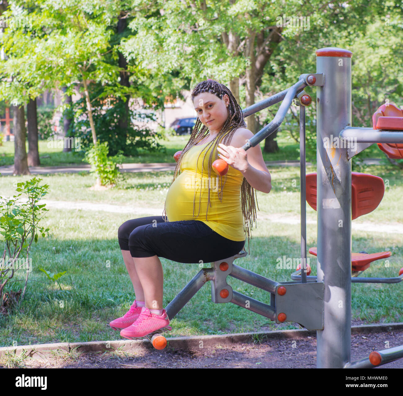 Femmine gravide di esercizio all'aperto Foto Stock