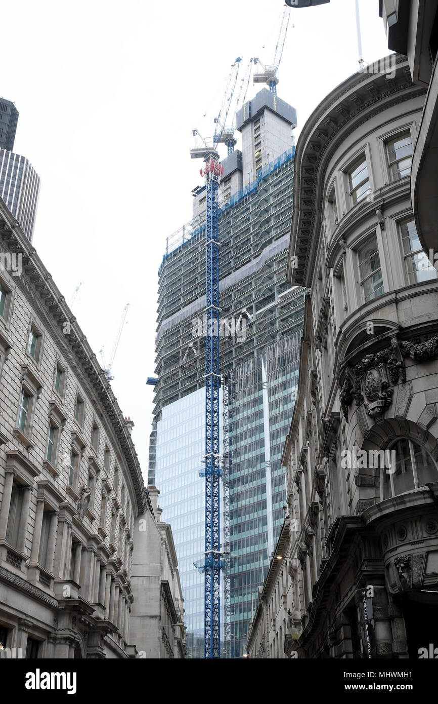 Vista di 22 Bishopsgate un grattacielo di sostituzione del Pinnacle edificio in costruzione da Threadneedle Street nella città di Londra UK KATHY DEWITT Foto Stock