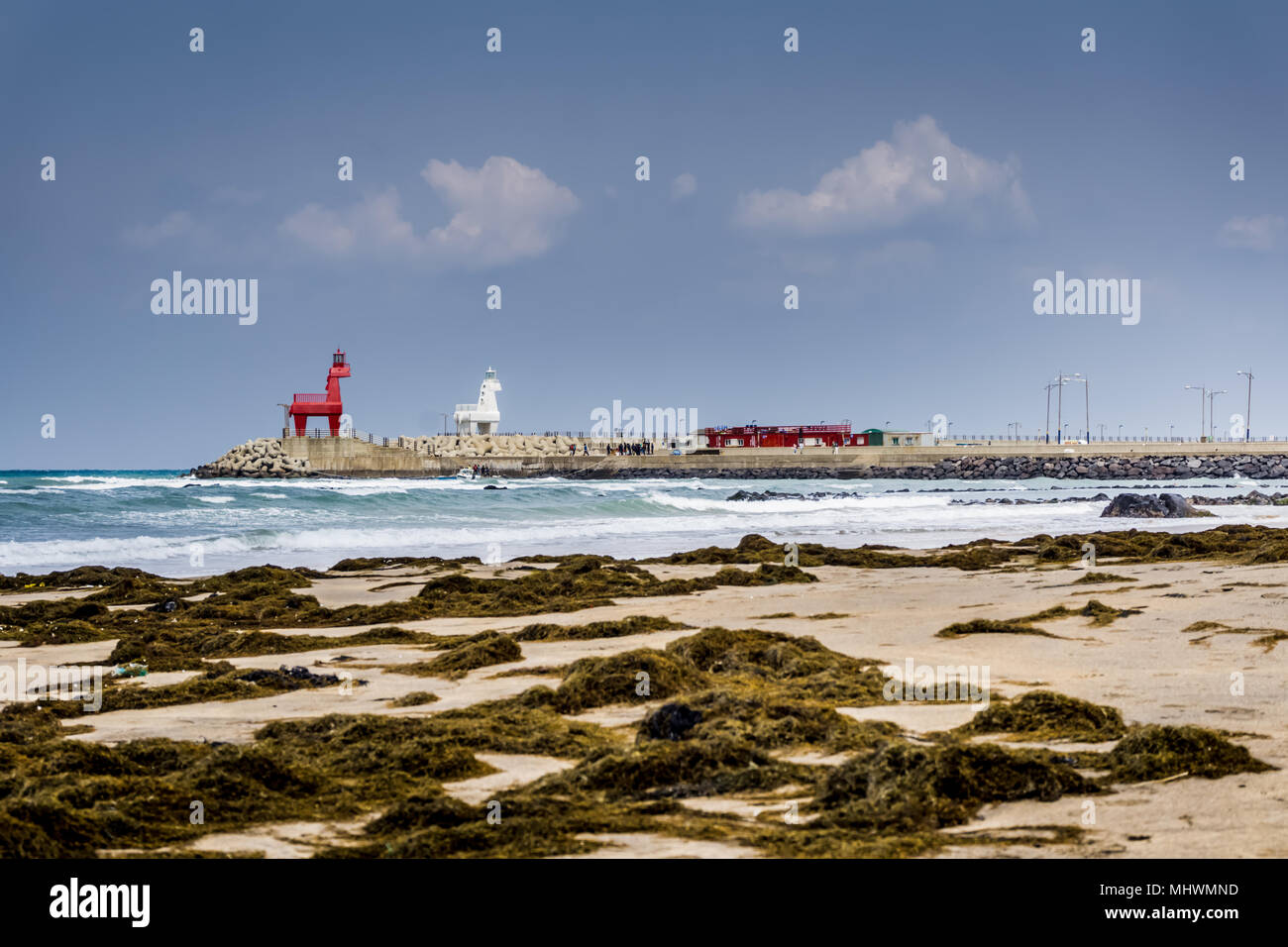 Iho Tewoo Beach si trova vicino al centro città di Jeju, Corea del Sud. Foto Stock