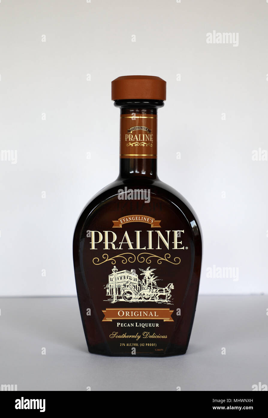 Evangeline la pralina liquore alle noci pecan e % di alcool bottiglia su sfondo bianco Foto Stock