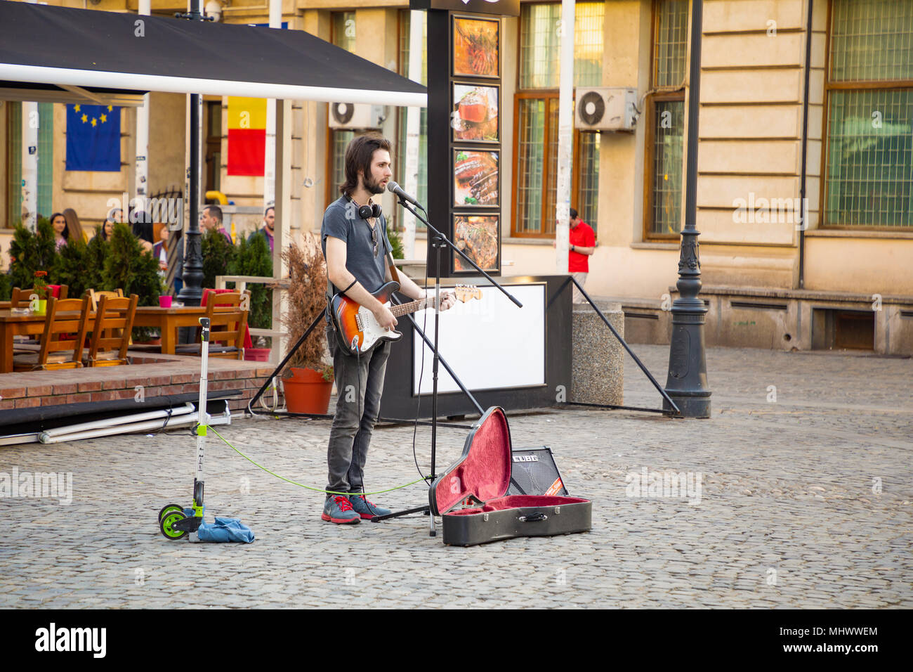 Bucarest, Romania - 28.04.2018: l'artista di strada nel centro cittadino di Lipscani Street, una delle più trafficate strade del centro di Bucarest Foto Stock