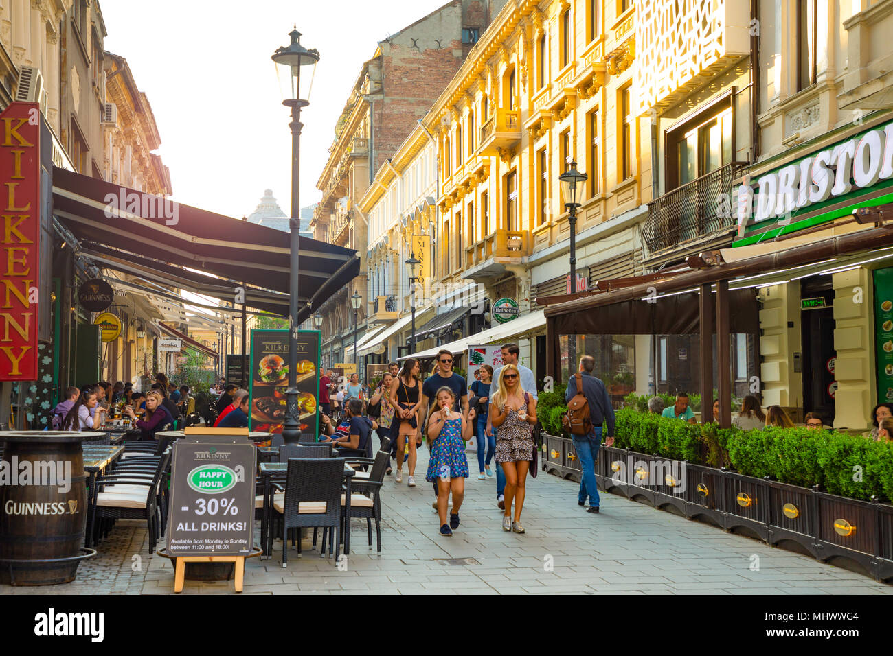 Bucarest, Romania - 28.04.2018: turisti nella città vecchia e ristoranti su Downtown Lipscani Street, una delle più trafficate strade del centro di Bucarest Foto Stock