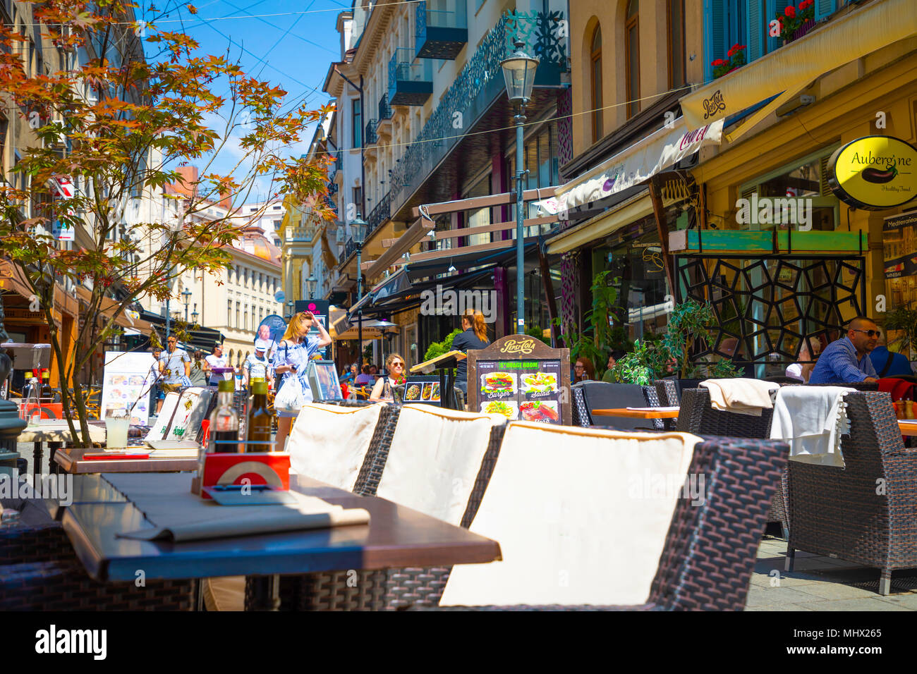 Bucarest, Romania - 28.04.2018: turisti nella città vecchia e ristoranti su Downtown Lipscani Street, una delle più trafficate strade del centro di Bucarest Foto Stock