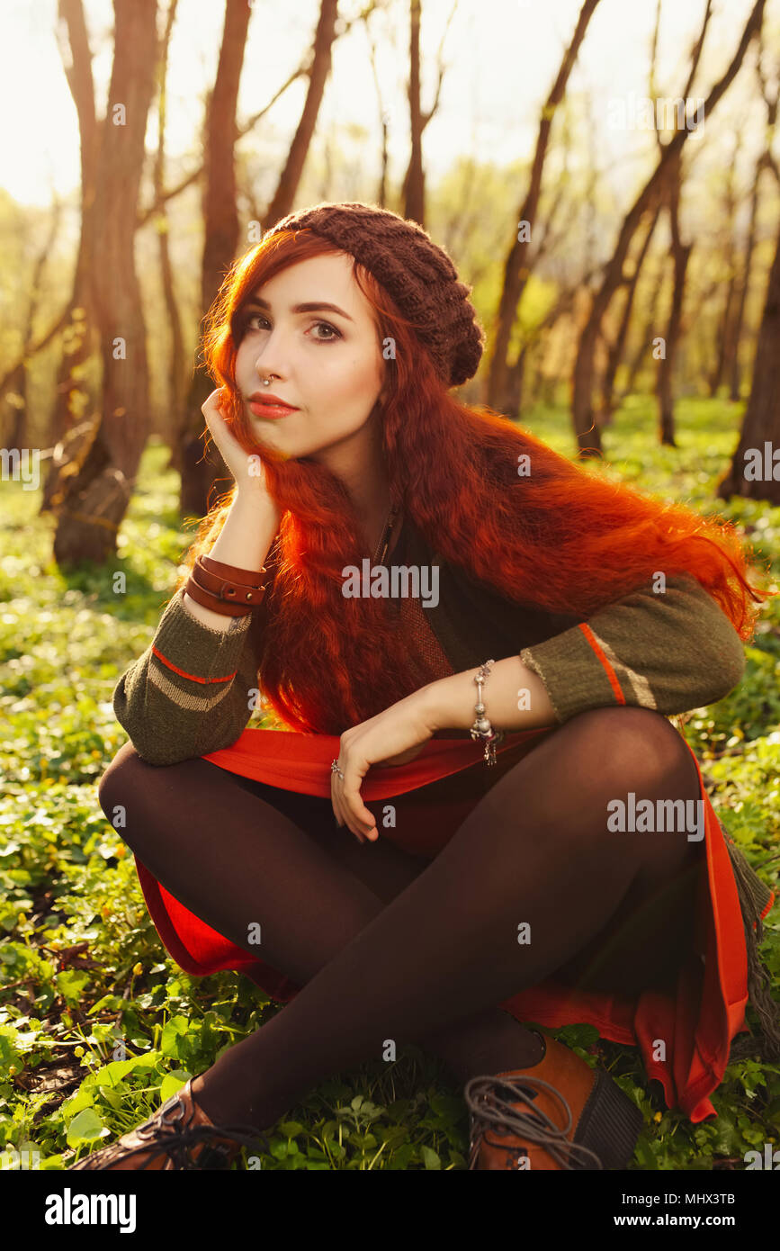 Giovane ragazza dai capelli rossi con lunghi capelli rossi su un inverno  background.Air bacio. Donna dai capelli rossi in un abito estivo sullo  sfondo della natura invernale Foto stock - Alamy