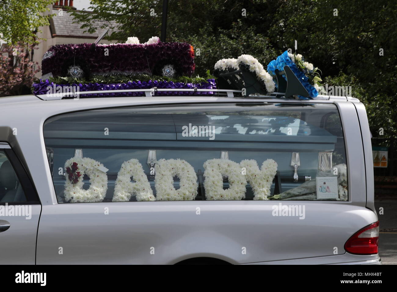 Il corteo funebre del ladro Henry Vincent, che è stata accoltellata da un titolare di pensione o di rendita dopo la rottura in casa sua lascia St Marys chiesa di St Mary Cray, Kent. Foto Stock