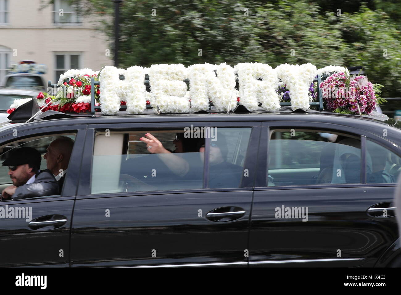 Nota: gesto maleducato un passeggero gesti da un veicolo che forma parte del corteo funebre del ladro Henry Vincent, che è stata accoltellata da un titolare di pensione o di rendita dopo la rottura in casa sua lascia St Marys chiesa di St Mary Cray, Kent. Foto Stock