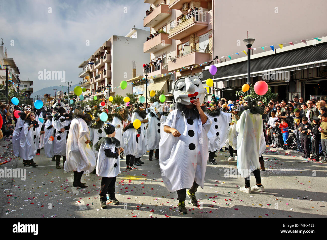 Scena del famoso Carnevale di Ierapetra town con decine di gruppi e più di un migliaio di partecipanti. Prefettura di Lasithi, Creta, Grecia. Foto Stock