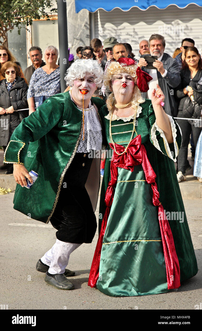 Scena del famoso Carnevale di Ierapetra town con decine di gruppi e più di un migliaio di partecipanti. Prefettura di Lasithi, Creta, Grecia. Foto Stock