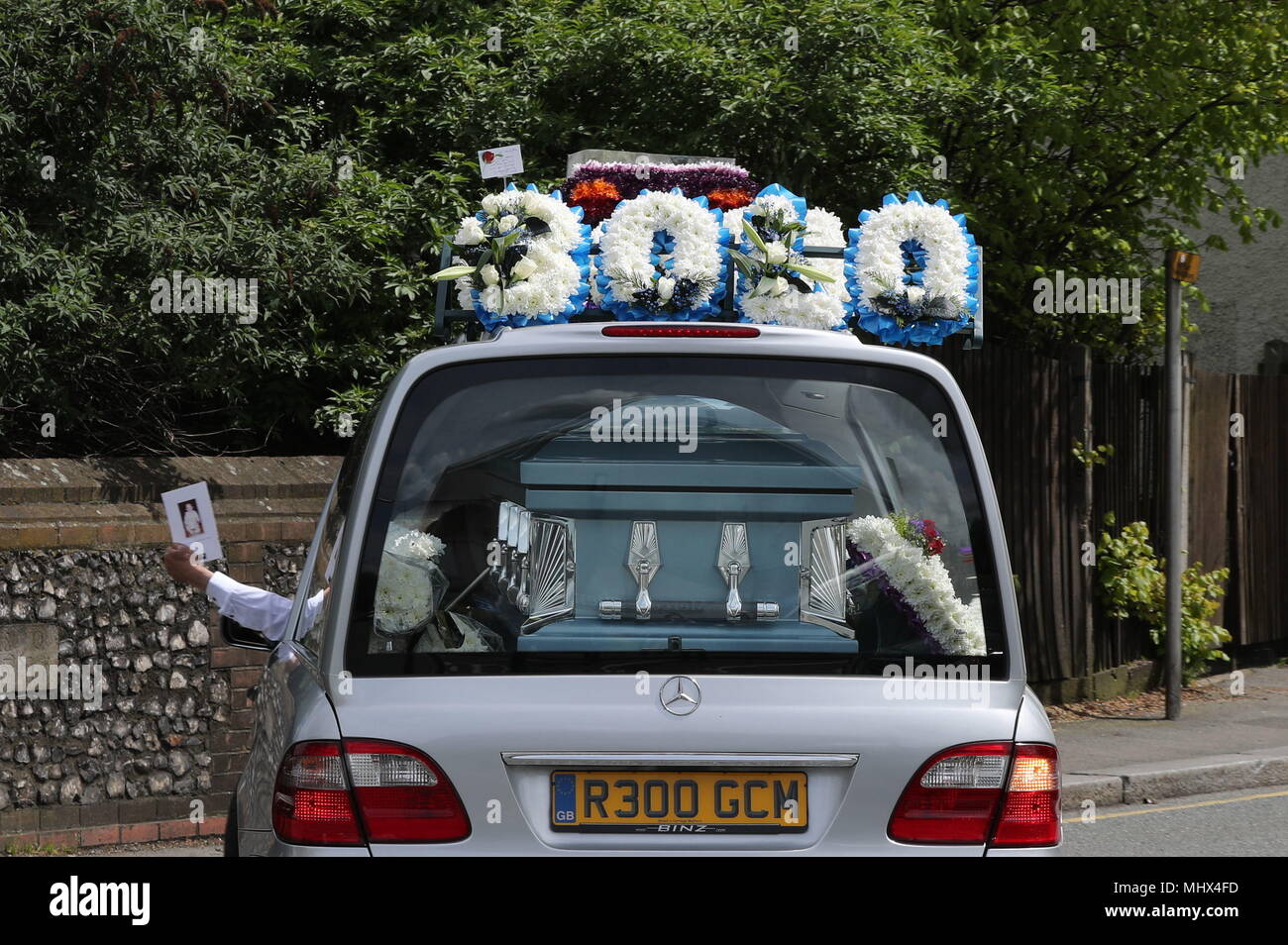 Il corteo funebre del ladro Henry Vincent, che è stata accoltellata da un titolare di pensione o di rendita dopo la rottura in casa sua lascia St Marys chiesa di St Mary Cray, Kent. Foto Stock
