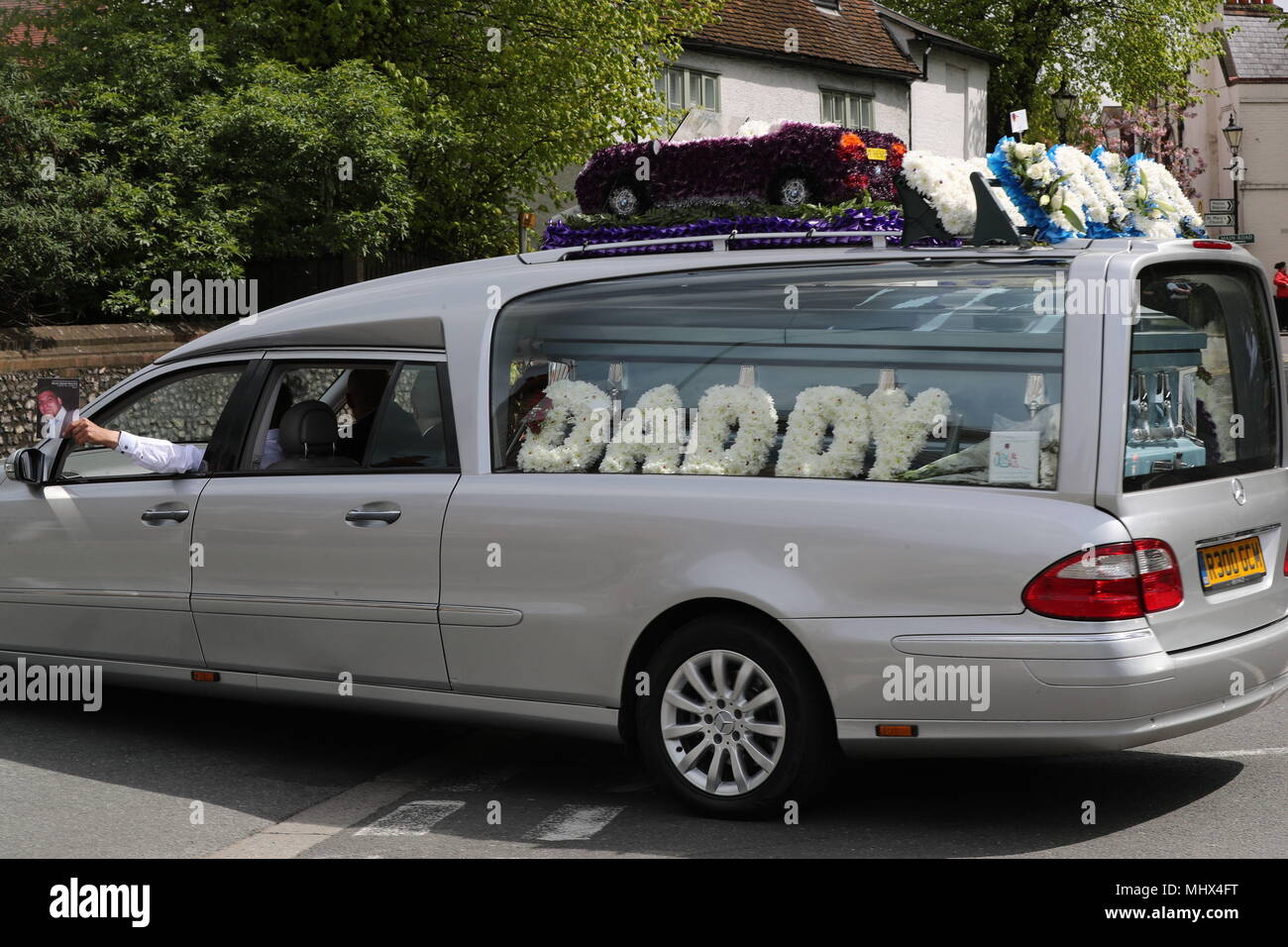 Il corteo funebre del ladro Henry Vincent, che è stata accoltellata da un titolare di pensione o di rendita dopo la rottura in casa sua lascia St Marys chiesa di St Mary Cray, Kent. Foto Stock