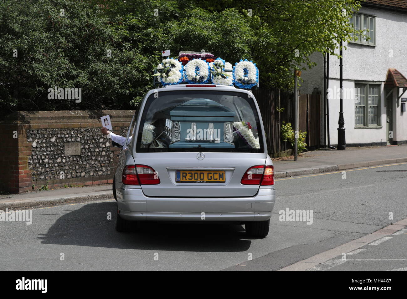 Il corteo funebre del ladro Henry Vincent, che è stata accoltellata da un titolare di pensione o di rendita dopo la rottura in casa sua lascia St Marys chiesa di St Mary Cray, Kent. Foto Stock