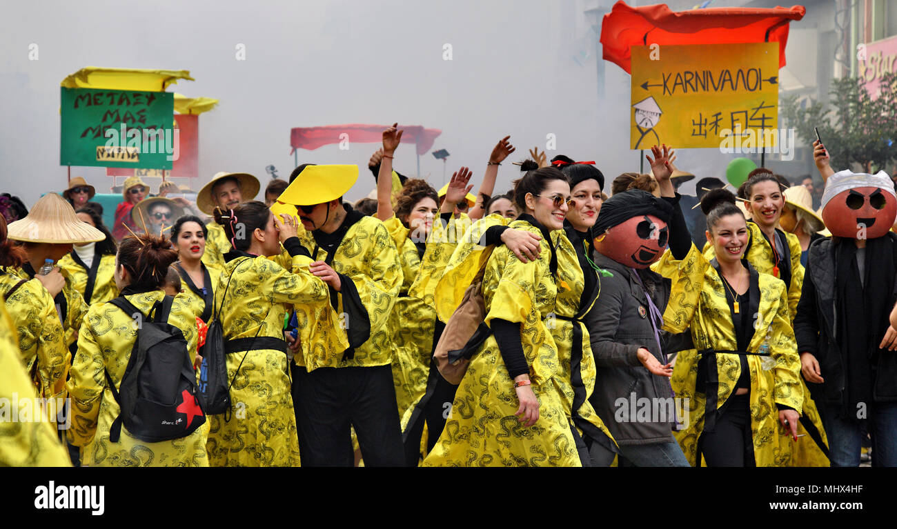 Scena del famoso Carnevale di Ierapetra town con decine di gruppi e più di un migliaio di partecipanti. Prefettura di Lasithi, Creta, Grecia. Foto Stock