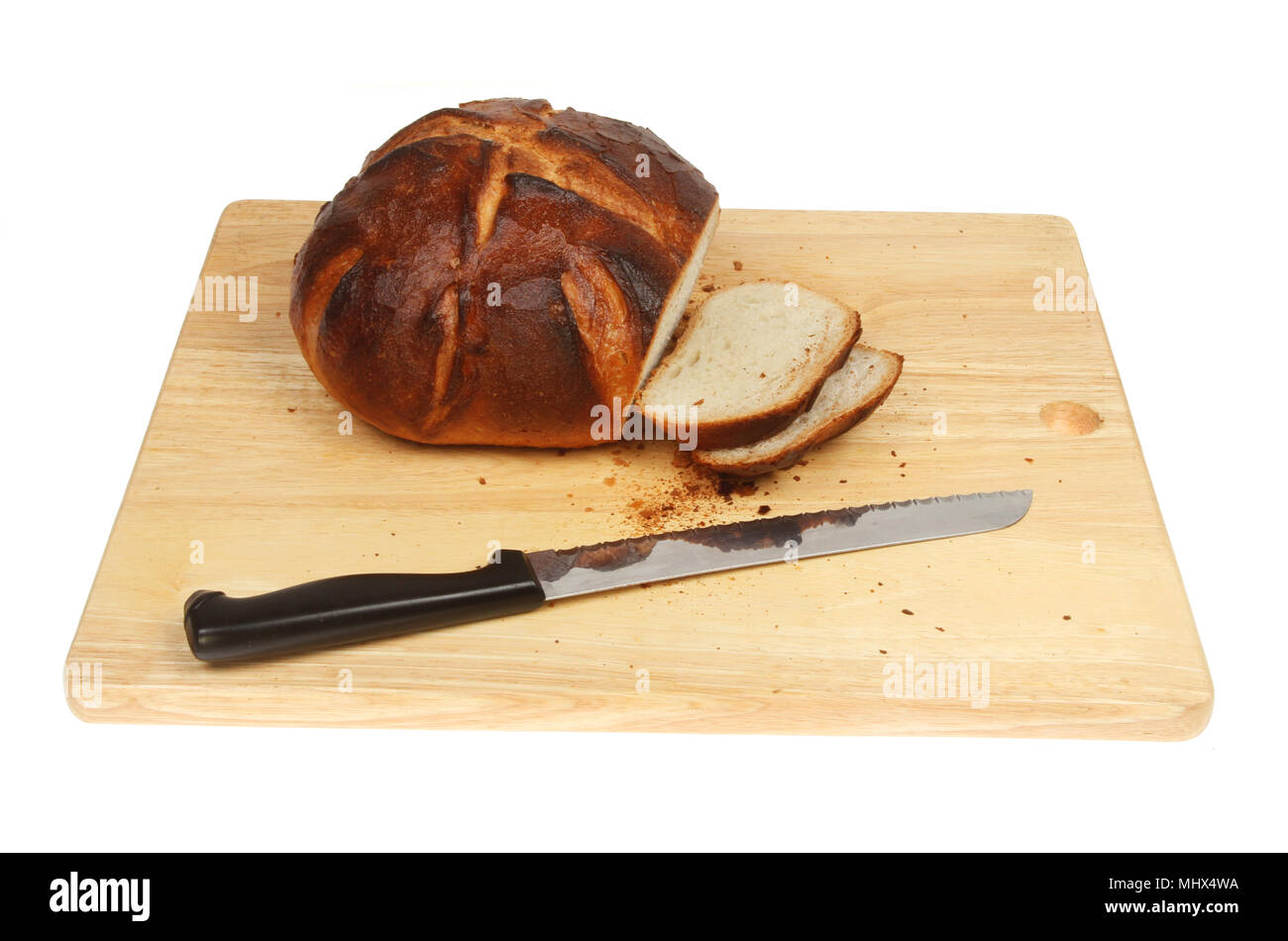 Alta cotta crostini di pane focaccia con fettine tagliate e un coltello per pane su un tagliere di legno isolata contro bianco Foto Stock