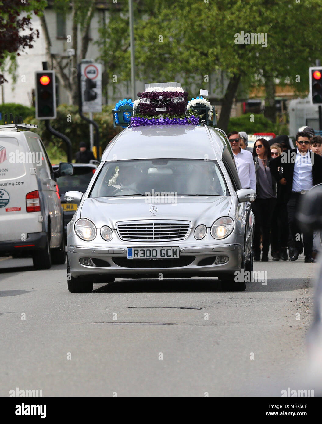 Il corteo funebre del ladro Henry Vincent, che è stata accoltellata da un titolare di pensione o di rendita dopo la rottura in casa sua lascia St Marys chiesa di St Mary Cray, Kent. Foto Stock