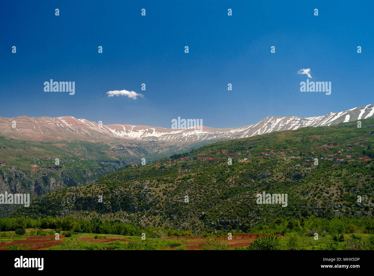 Vista del paesaggio di montagne e Valle di Kadisha aka Valle Santa in Libano Foto Stock